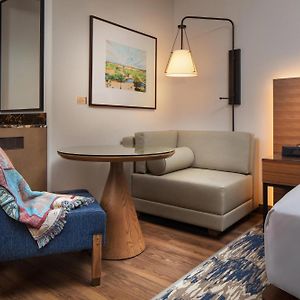 Deluxe Pool Side King Room